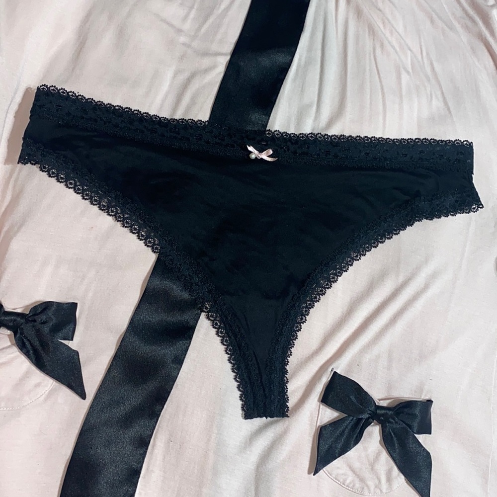 Victoria Secret Cheekini Thong size L